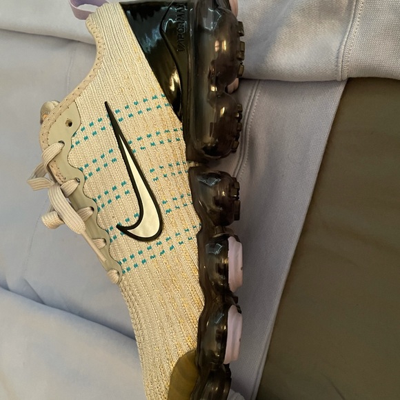 Air Vapormax Flynit 3 (GS) 6.5 Y = 8 in Women’s (HOODIE NO LONGER INCLUDED) - Picture 4 of 7